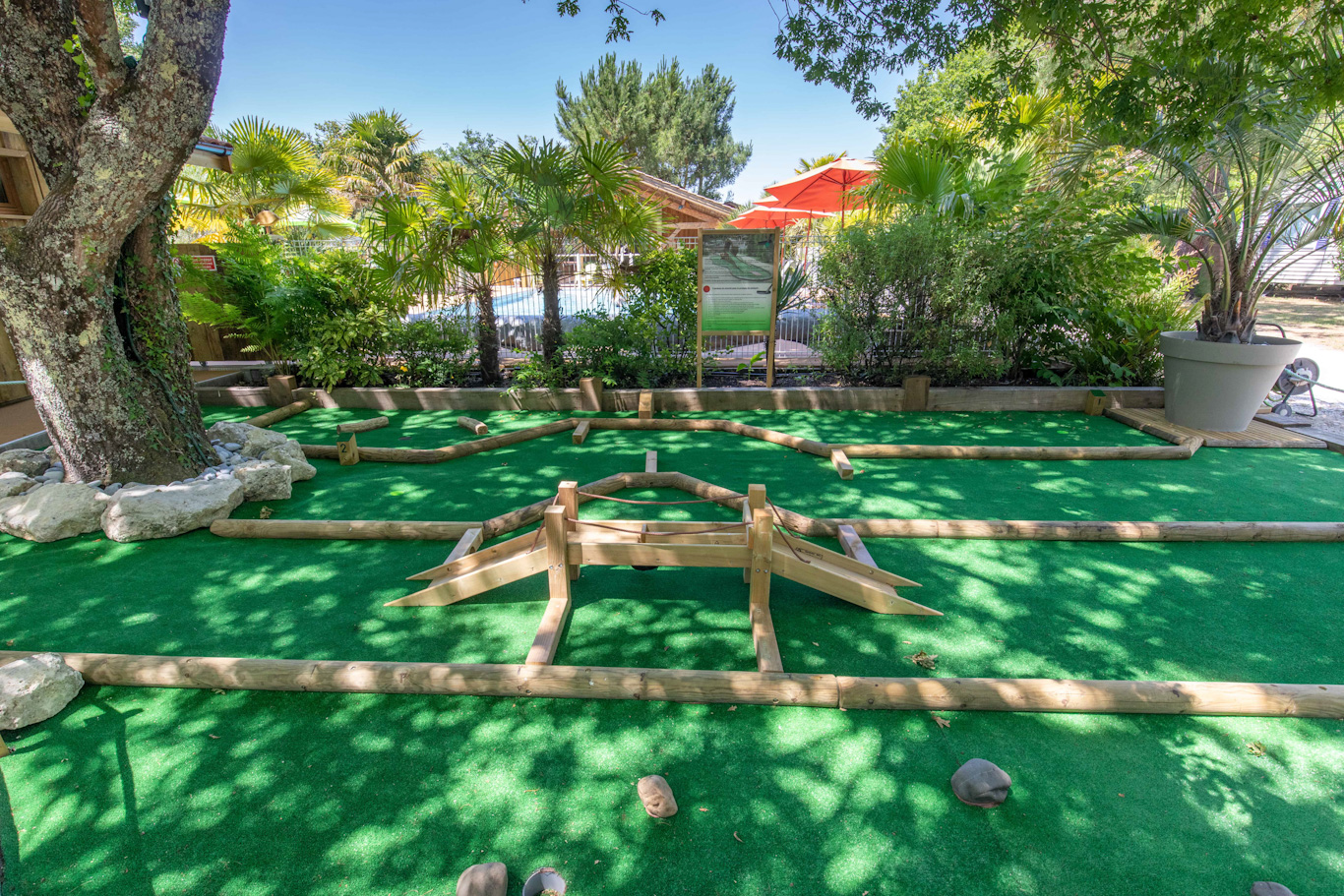 CAMPING DOMAINE LA RESINIERE MINI GOLF
