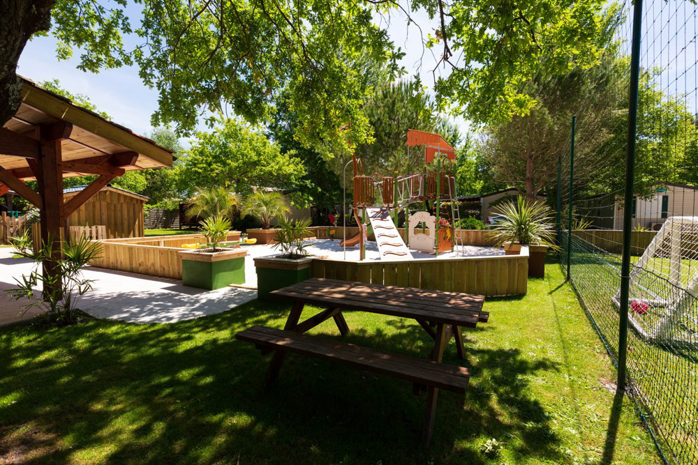 camping hourtin aire de jeux ombragée